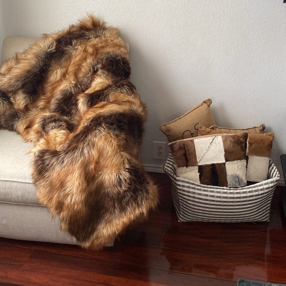 Donna Salyers Fabulous Furs Tundra Wolf Faux Fur Throw Blanket Luxury Plush - Picture 2 of 5